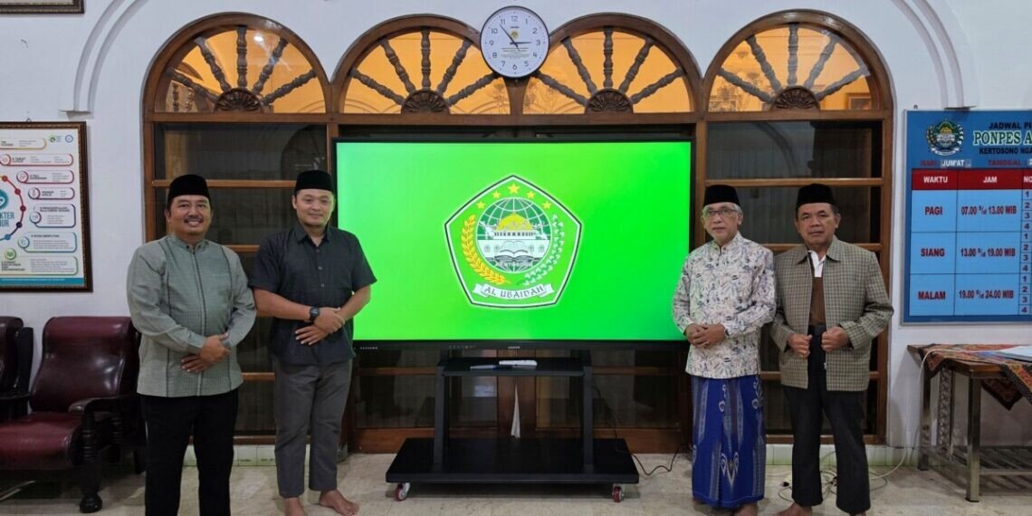 Wakil Ketua Komisi VIII DPR RI Singgih Januratmoko Salurkan Bantuan Smart Board untuk Ponpes Al Ubaidah
