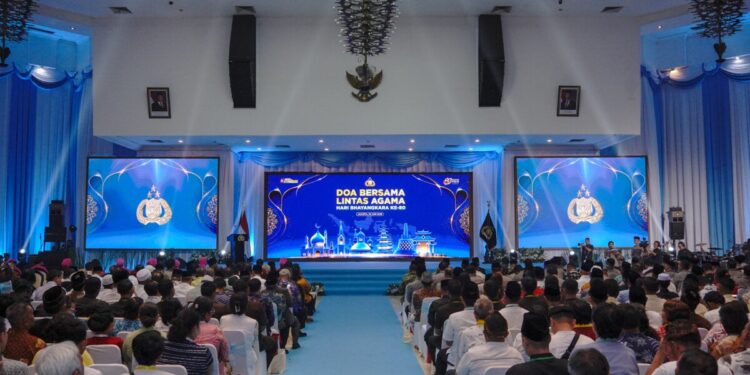 Acara doa bersama lintas agama yang digelar oleh Staf Sumber Daya Manusia (SSDM) Polri sebagai rangkaian peringatan Hari Ulang Tahun (HUT) ke-80 Bhayangkara. Foto: LINES
