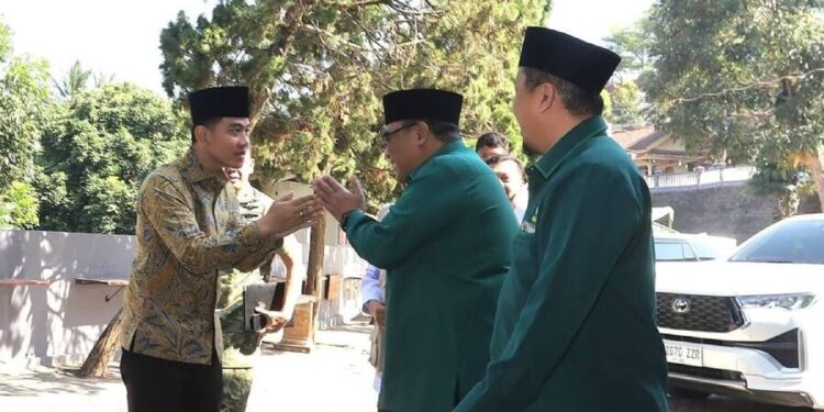 Ketua DPW LDII Jawa Timur Amrodji Konawi saat menyambut Wapres RI Gibran Rakabuming Raka. Foto: LINES.