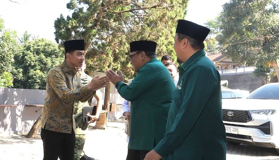 Ketua DPW LDII Jawa Timur Amrodji Konawi saat menyambut Wapres RI Gibran Rakabuming Raka. Foto: LINES.
