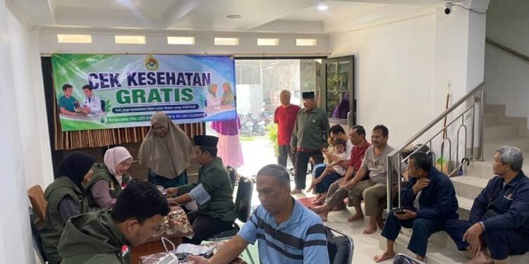 PAC) LDII Cibiru Wetan menggelar kegiatan pengecekan kesehatan gratis. Foto: LINES.