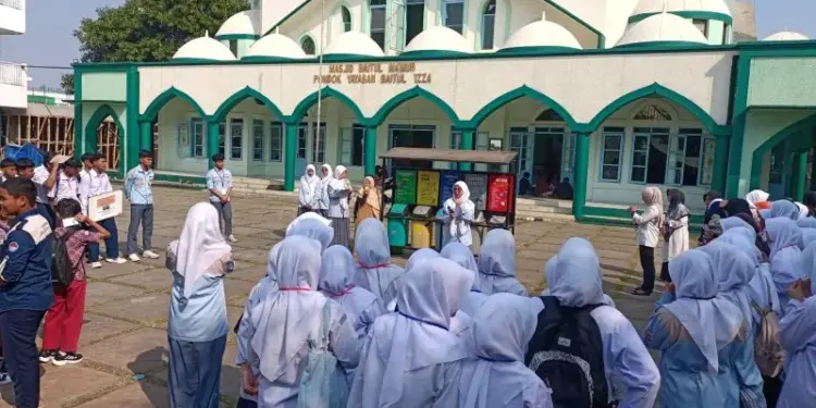 Dinas Lingkungan Hidup (DLH) Kota Cimahi mengapresiasi komitmen Pondok Pesantren Baitul Izzah naungan DPD LDII Kota Cimahi dalam membangun budaya peduli lingkungan. Foto: LINES