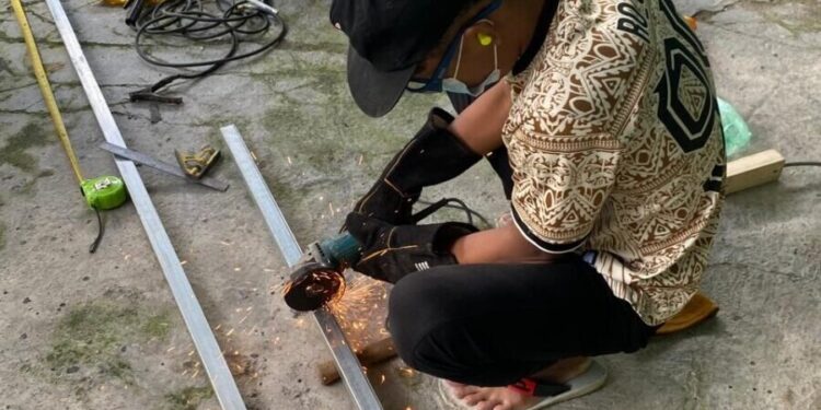 DPD LDII Kabupaten Mimika menggelar pelatihan teknik pengelasan besi bagi generasi muda. Kegiatan yang bertujuan membekali pemuda dengan keterampilan praktis tersebut berlangsung di halaman Masjid Miftahul Huda, Kota Timika, Papua Tengah, Sabtu (11/7/2026). Foto: LINES