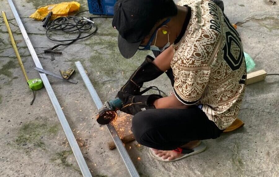 DPD LDII Kabupaten Mimika menggelar pelatihan teknik pengelasan besi bagi generasi muda. Kegiatan yang bertujuan membekali pemuda dengan keterampilan praktis tersebut berlangsung di halaman Masjid Miftahul Huda, Kota Timika, Papua Tengah, Sabtu (11/7/2026). Foto: LINES