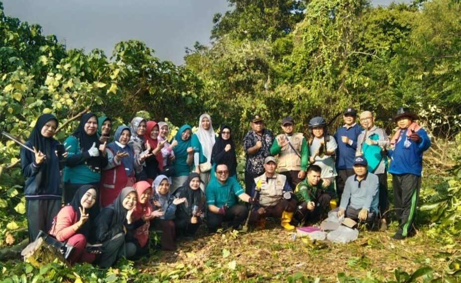 LDII Talang Kelapa gotong royong membersihkan jalan dan pembangunan KUA. Foto: LINES.