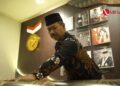 Berkreasi dengan Limbah Kertas Foto, Seorang Guru Raih Rekor MURI