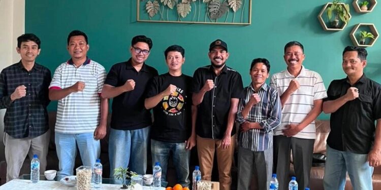 Ketua DPD Lembaga Dakwah Islam Indonesia (LDII) Kabupaten Belu, Kino Basqoro bersama di wilayah Kabupaten beberapa warga Belu, Nusa Tenggara Timur.(27/6). Foto: LINES