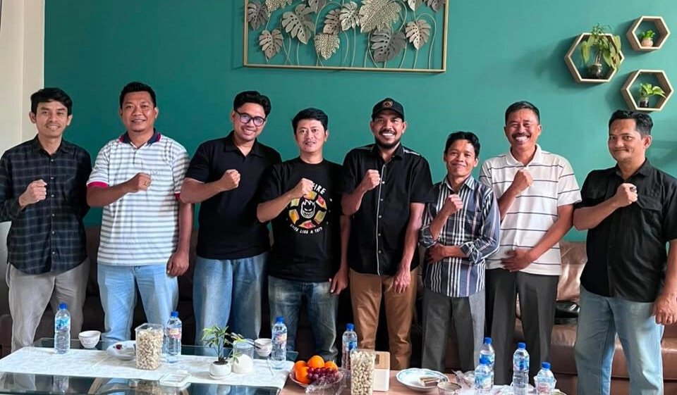 Ketua DPD Lembaga Dakwah Islam Indonesia (LDII) Kabupaten Belu, Kino Basqoro bersama di wilayah Kabupaten beberapa warga Belu, Nusa Tenggara Timur.(27/6). Foto: LINES