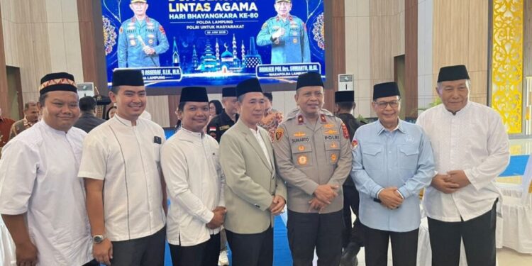 Wakil Ketua DPW LDII Lampung, Heri Sensustadi bersama jajaran pengurus LDII Lampung menghadiri “Doa Bersama Lintas Agama Hari Bhayangkara ke-80”. Foto: LINES