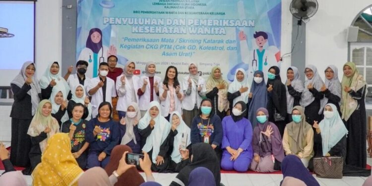 iro Pemberdayaan Wanita dan Kesejahteraan Keluarga (PPKK) DPW LDII Kalimantan Utara menggelar penyuluhan sekaligus pemeriksaan kesehatan khusus kaum perempuan. Foto: LINES