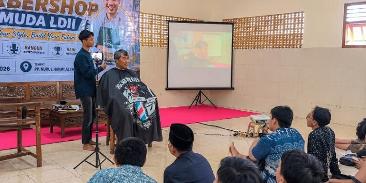 PC LDII Mojoroto menggelar pelatihan pangkas rambut (barber) di Pondok Pesantren Nurul Hakim Al Fatah, Kota Kediri, pada Minggu (28/6/2026). Foto: LINES