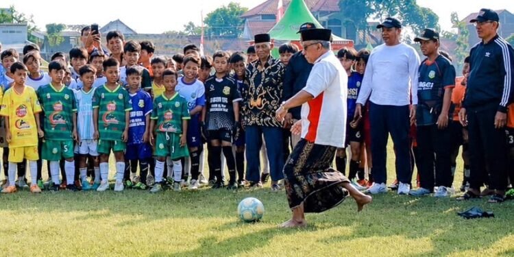 Pengasuh Ponpes Al Ubaidah Kertosono, Habib Ubaidillah Al Hasany menggelorakan semangat karakter luhur kepada para pesepak bola usia dini, yang tergabung dalam Forum Sepak Bola Generasi Indonesia (FORSGI) wilayah Jawa Timur. Foto: LINES