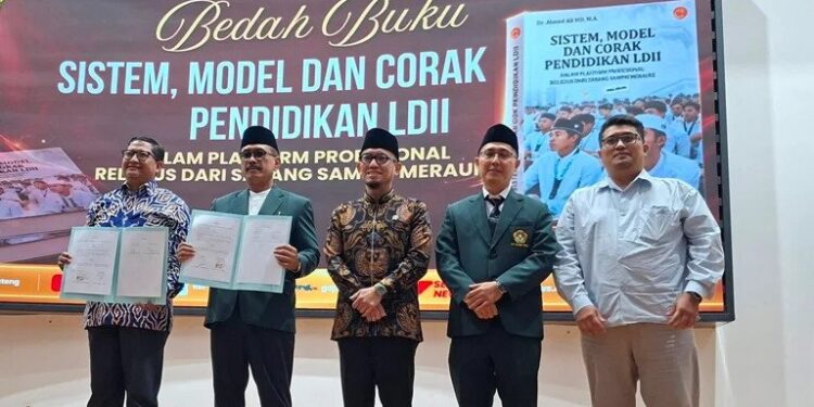 DPW LDII Jawa Tengah menggelar bedah buku untuk memperkuat pengembangan pendidikan dan literasi melalui bedah buku berjudul “Sistem, Model dan Corak Pendidikan LDII dalam Platform Profesional Religius dari Sabang sampai Merauke”. Foto: LINES