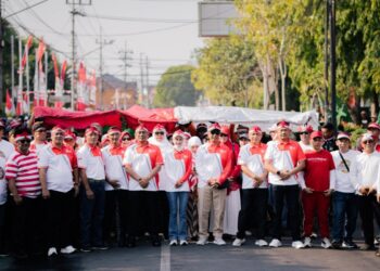 Ratusan Santri Ponpes Wali Barokah Meriahkan Kirab Bendera Merah Putih Raksasa