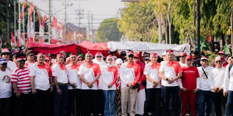 Sekitar 100 santri Pondok Pesantren Wali Barokah (PPWB) ikut berpartisipasi dalam Kirab Bendera Raksasa Merah Putih. Foto: LINES