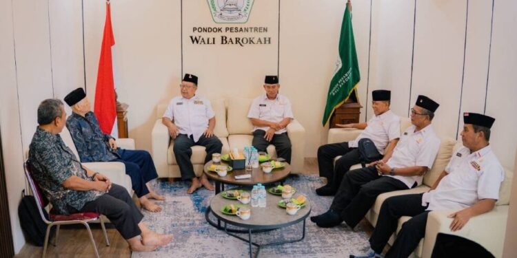 DPC) Persatuan Purnawirawan dan Warakawuri TNI dan Polri (Pepabri) Kota Kediri silaturahim ke Ponpes Wali Barokah. Foto: LINES.