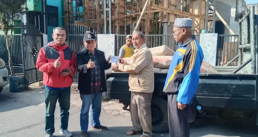 DPD LDII Kabupaten Bandung bersama PC LDII Pangalengan dan PAC LDII Margamulya menyalurkan bantuan untuk mendukung pembangunan Masjid Al Muhajirin. Foto: LINES