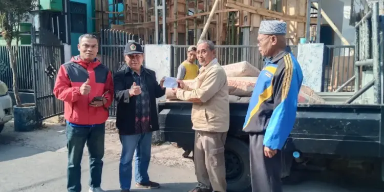 DPD LDII Kabupaten Bandung bersama PC LDII Pangalengan dan PAC LDII Margamulya menyalurkan bantuan untuk mendukung pembangunan Masjid Al Muhajirin. Foto: LINES