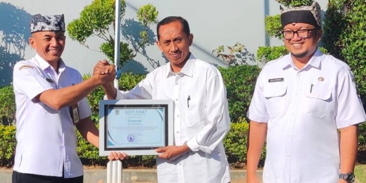Dinsos PPKB Banyuwangi mengapresiasi warga LDII Banyuwangi yang juga pemilik barbershop atas jasa cukur gratis bagi odgj. Foto: LINES.