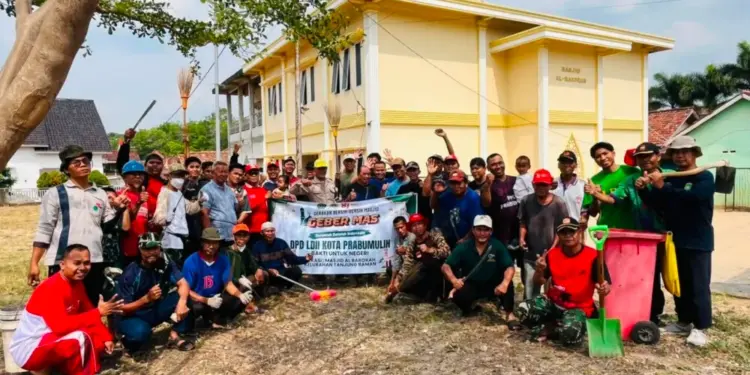 DPD LDII Kota Prabumulih menghelat kerja bakti membersihkan lingkungan masjid. Foto: LINES