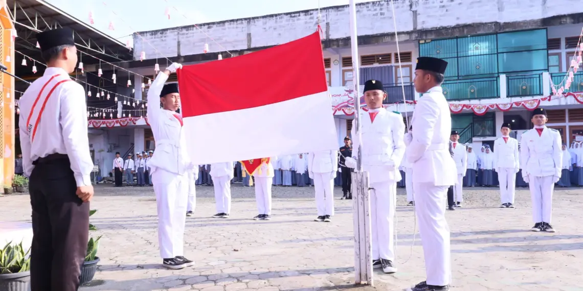 SMA Budi Utomo dan Ponpes Al Huda, naungan DPD LDII Kota Bengkulu, menghelat “Upacara Peringatan HUT ke-81 RI”. Foto: LINES