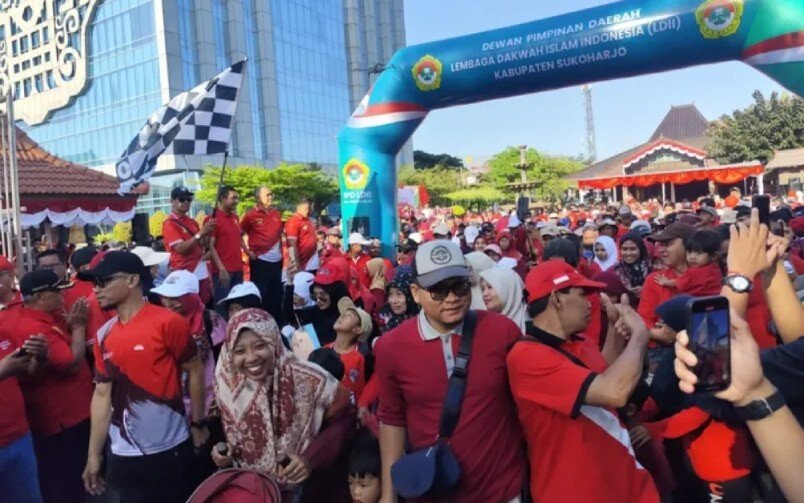Pengurus DPD LDII Sukoharjo menggelar kegiatan gerak jalan peringati HUT RI. Foto: LINES.