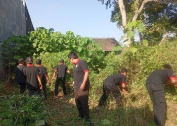 Sambut HUT ke-81 RI, LDII Pedan Libatkan Pemuda Bersihkan Lingkungan Masjid