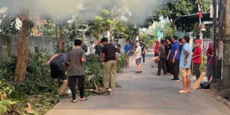 PAC LDII Jurang Mangu Barat menggelar kerja bakti nasional. Foto: LINES.