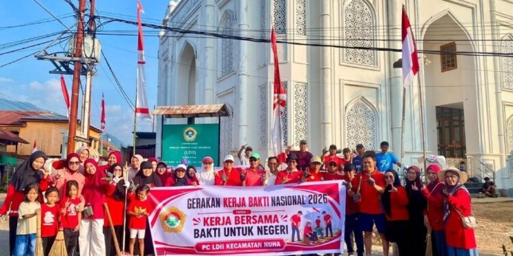 PC LDII Kecamatan Nuha, Luwu Timur bersama warga setempat menggelar kerja bakti membersihkan masjid dan lingkungan sekitar. Foto: LINES.