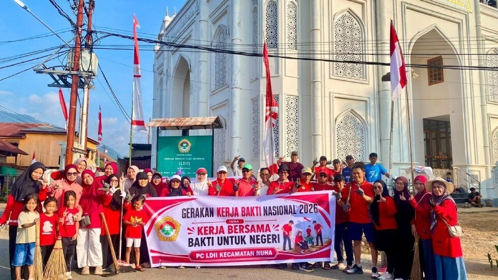 PC LDII Kecamatan Nuha, Luwu Timur bersama warga setempat menggelar kerja bakti membersihkan masjid dan lingkungan sekitar. Foto: LINES.