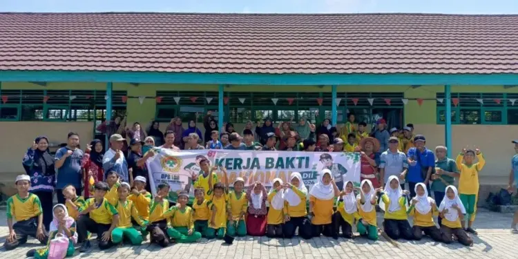 DPD LDII Kabupaten Hulu Sungai Tengah (HST) menggelar kerja bakti nasional bertajuk “Kerja Bersama Bhakti Untuk Negeri” jelang peringatan HUT Kemerdekaan RI. Foto: LINES