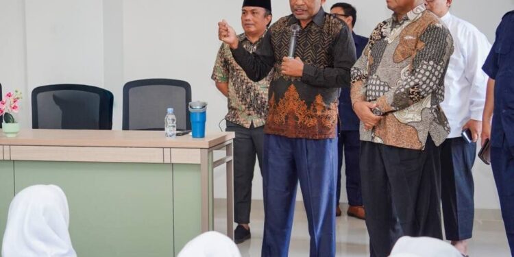 Bawaslu dan KPU Jaktim mengunjungi SMA Minhajurrosyidin, Pondok Gede. Foto: LINES.