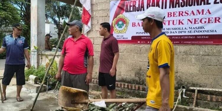 PC LDII Kintap Kalsel gotong royong membersihkan lingkungan. Foto: LINES.