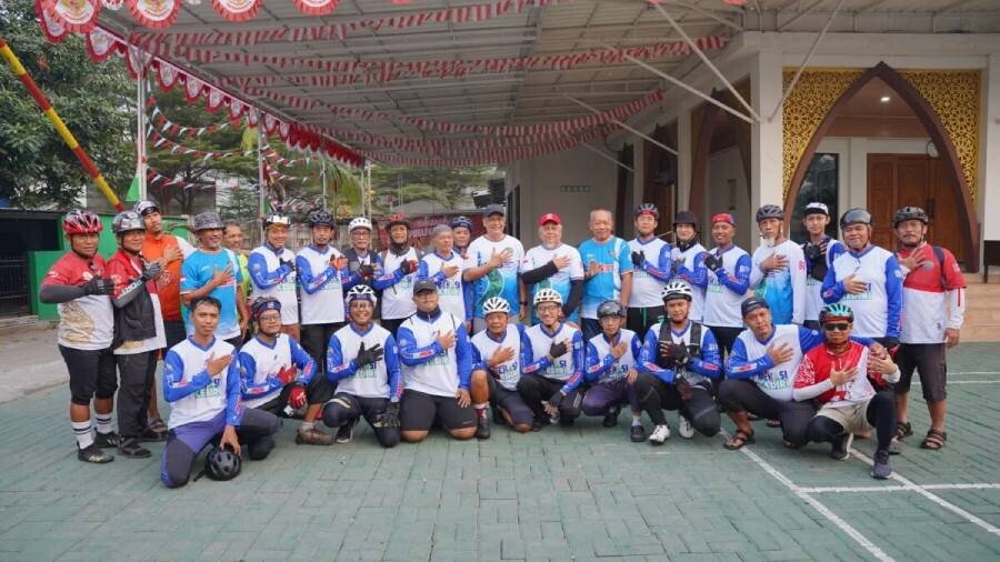 Peringati HUT RI ke-81, Komunitas Pesepeda LDII Mbah Man Gowes Sejagad menggelar aksi gowes dari Bekasi menuju Kediri, Jawa Timur. Foto: LINES.