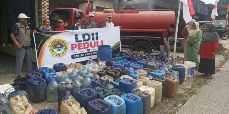 LDII Pemalang membagikan air bersih antisipasi kemarau. Foto: LINES.