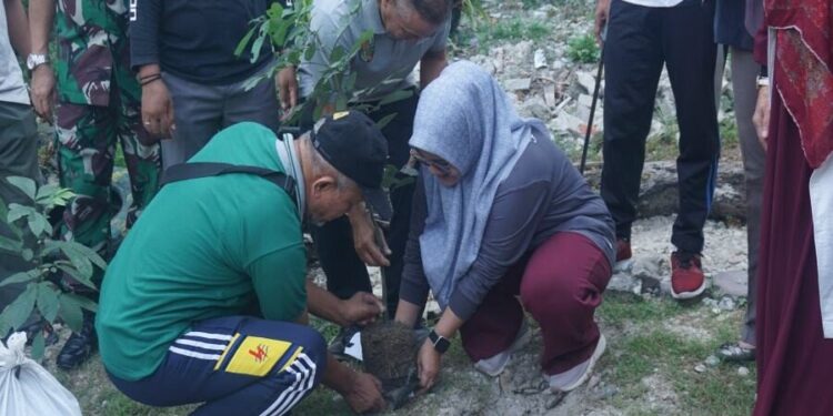 DPW LDII Riau bersama Pemkot Pekanbaru menghelat gotong royong membersihkan lingkungan. Foto: LINES.