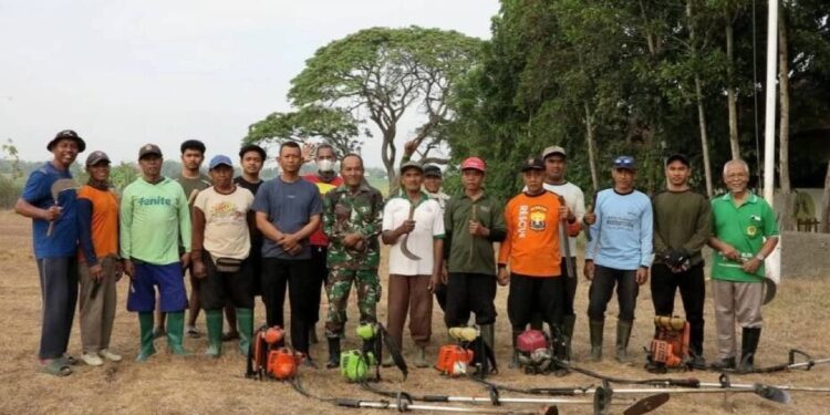 Warga LDII Sambong mengikuti kerja bakti membersihkan Lapangan SMP Negeri 1 Sambong, Blora. Foto: LINES.