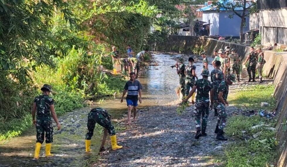 PAC LDI Waiheru bersama masyarakat Air Salak RT 32 dan personel Batalyon Infanteri 733 menggelar kerja bakti. Foto: LINES.