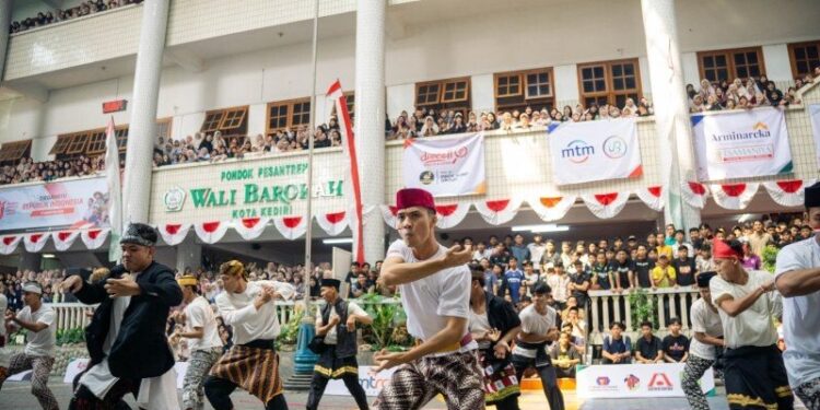 Ponpes Wali Barokah Kediri meriahkan HUT RI ke-81 dengan berbagai aktivitas yang melibatkan santri dan pengurus pondok. Foto: LINES.
