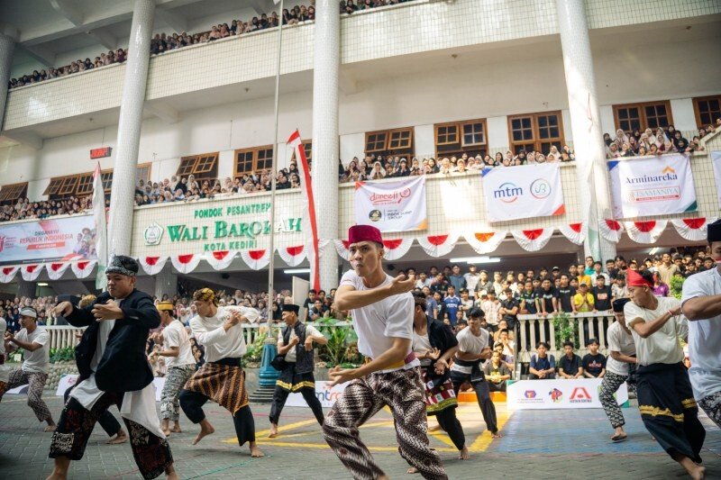 Ponpes Wali Barokah Kediri meriahkan HUT RI ke-81 dengan berbagai aktivitas yang melibatkan santri dan pengurus pondok. Foto: LINES.