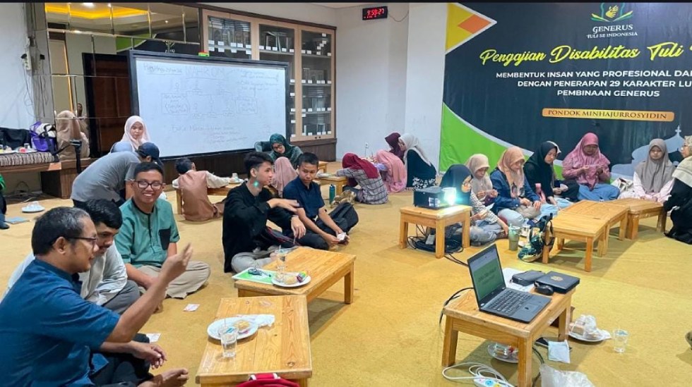 Komunitas Generus Tuli Indonesia menggelar pengajian bagi Teman Tuli di Ponpes Minhajurrosyidin, Pondok Gede, Jakarta. Foto: LINES.