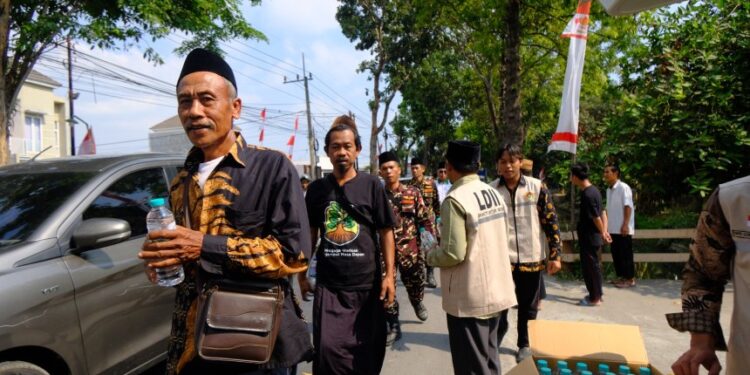 Relawan LDII Bagikan Air Mineral kepada Peserta Muktamar NU. Foto: LINES.