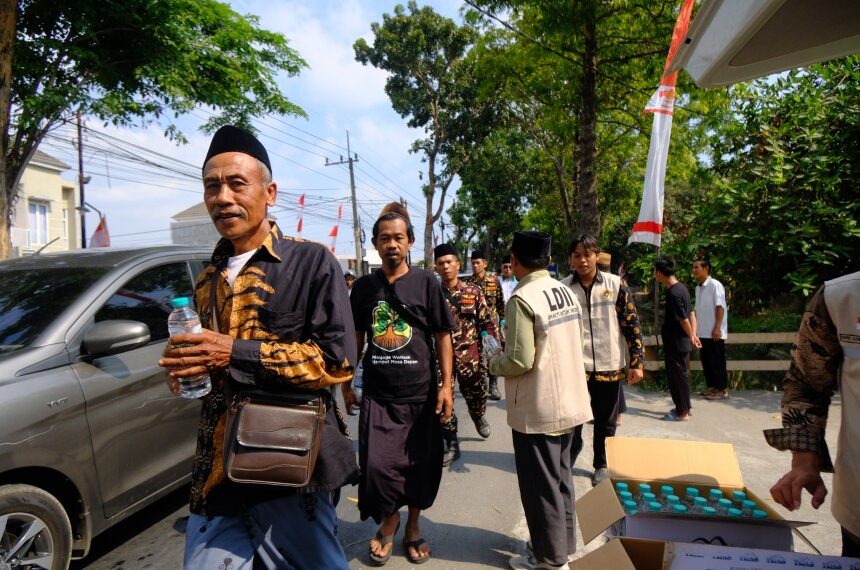 Relawan LDII Bagikan Ribuan Air Mineral dan Buka Posko Kesehatan Saat Muktamar Ke-35 NU