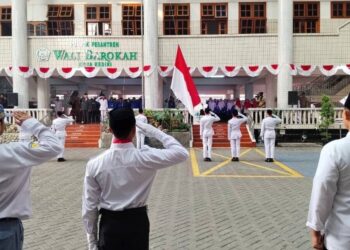 Santri dan Pengurus Ponpes Wali Barokah Gelar Upacara Bendera Sambut HUT RI