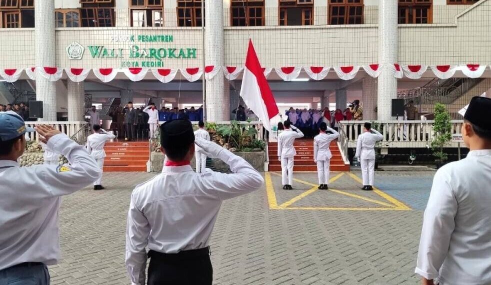 Pondok Pesantren (Ponpes) Wali Barokah Kota Kediri menggelar Upacara HUT RI ke-81. Foto: LINES.