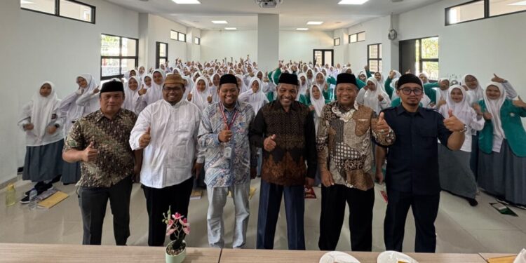 Komisi Pemilihan Umum (KPU) Kota Jakarta Timur dan Badan Pengawas Pemilihan Umum (Bawaslu) Kota Jakarta Timur berkunjung ke SMA Minhajurrosyidin, Pondok Gede. Foto: LINES