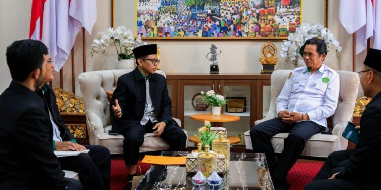 Jajaran pengurus DPW LDII Bali silaturahim dengan Kantor Wilayah Kementerian Agama (Kanwil Kemenag) Bali. Foti: LINES