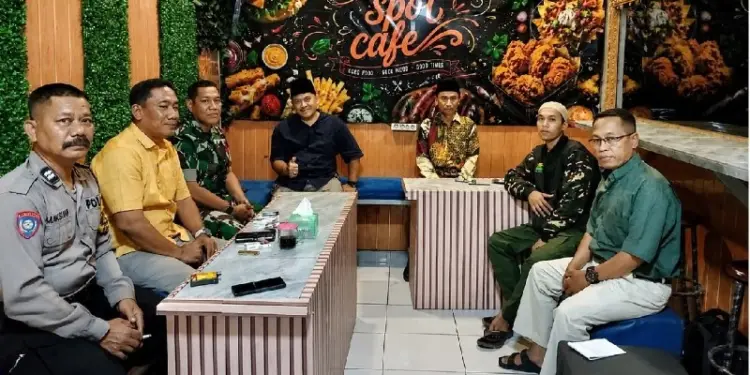 PC LDII Balongbendo bersama Babinsa, Bhabinkamtibmas, Pemerintah Desa Penambangan, Banser, dan Senkom Mitra Polri, di wilayah Balongbendo menggelar kegiatan “Ngopi Bareng”. Foto: LINES