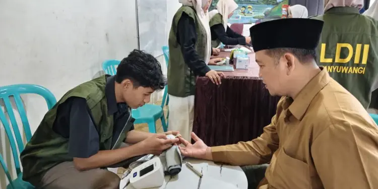 DPD LDII Kabupaten Banyuwangi bekerja sama dengan Forum Komunikasi Kesehatan Islam (FKKI) dan SMK Bina Sejahtera Mandiri menggelar layanan kesehatan gratis. Foto: LINES
