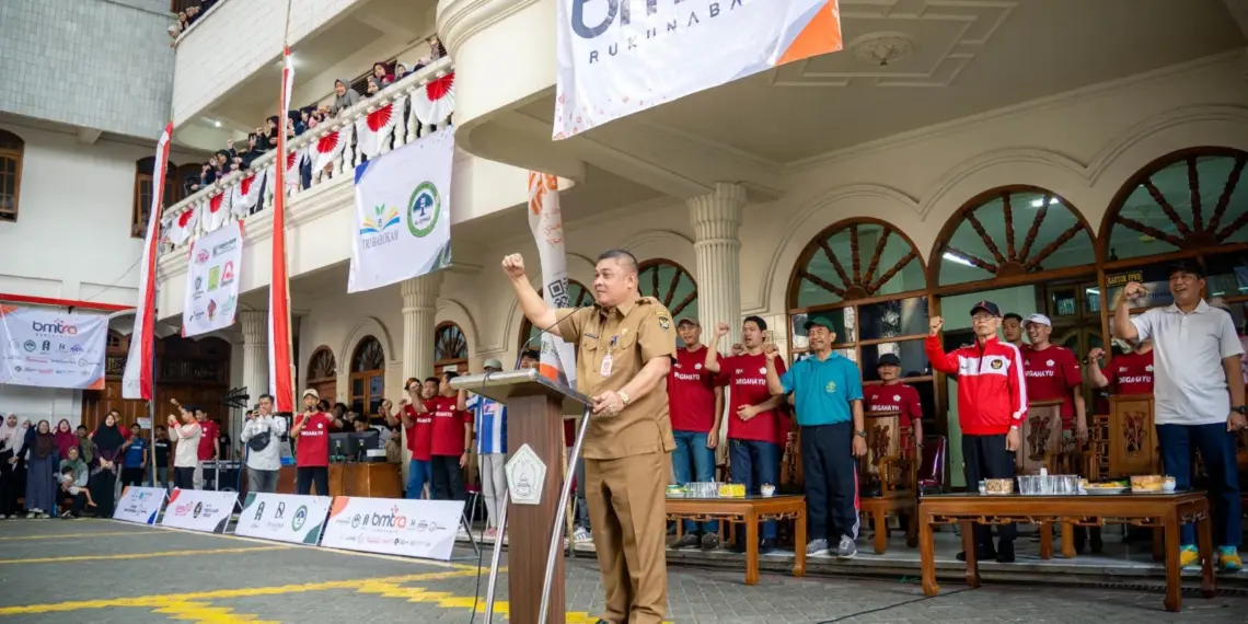 Kepala Dinas Kebudayaan, Pariwisata, Pemuda, dan Olahraga (Disbudparpora) Kota Kediri, Bambang Priambodo membuka acara perlombaan di Pondok Pesantren Wali Barokah. Foto: LINES